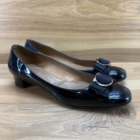 Salvatore Ferragamo Gancini Bow Pumps Womens 8 B Black Patent Leather Low Heels - Picture 1 of 12